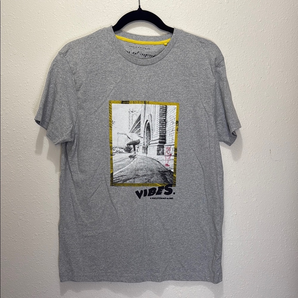 Denim & Flower Gray Short Sleeve Tee, Size M